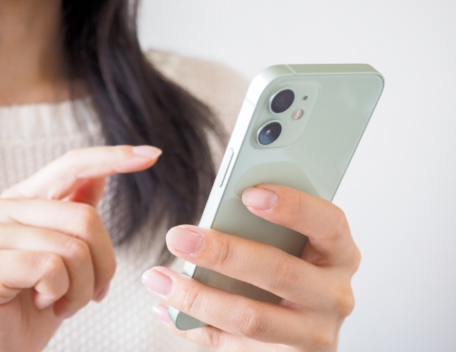 スマホを操作する手