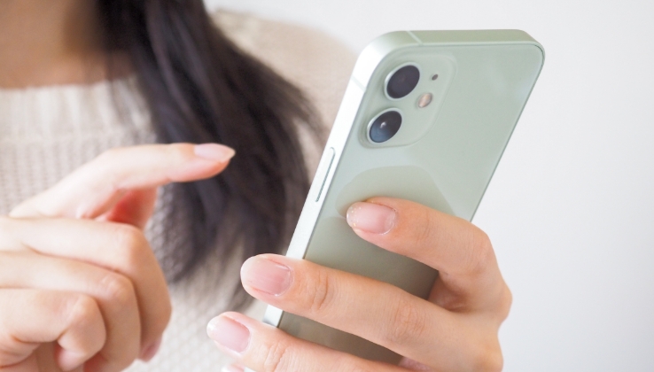 スマホを操作する様子
